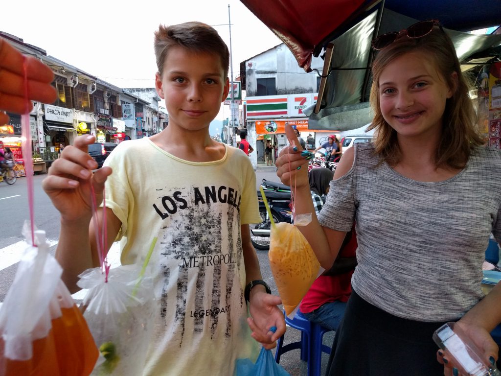 Getränke to go: In Frühstücksbeuteln mit Haushaltsgummis zur Hälfte geschlossen mit Strohhalm