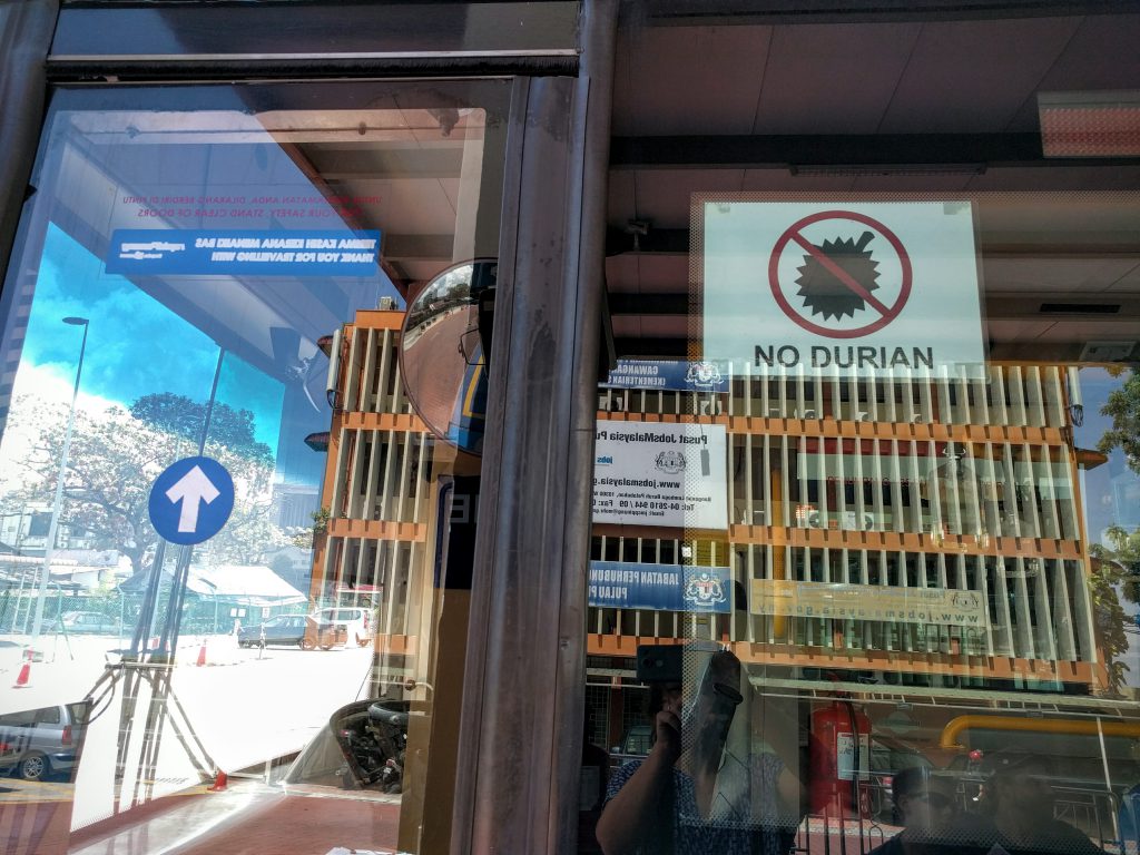 Wirklich überall, wie hier an Bus, findet man hier Schilder, das Durians verboten sind! Noch haben wir diese "Stinkefrucht" nicht probiert, haben das aber noch unbedingt vor...