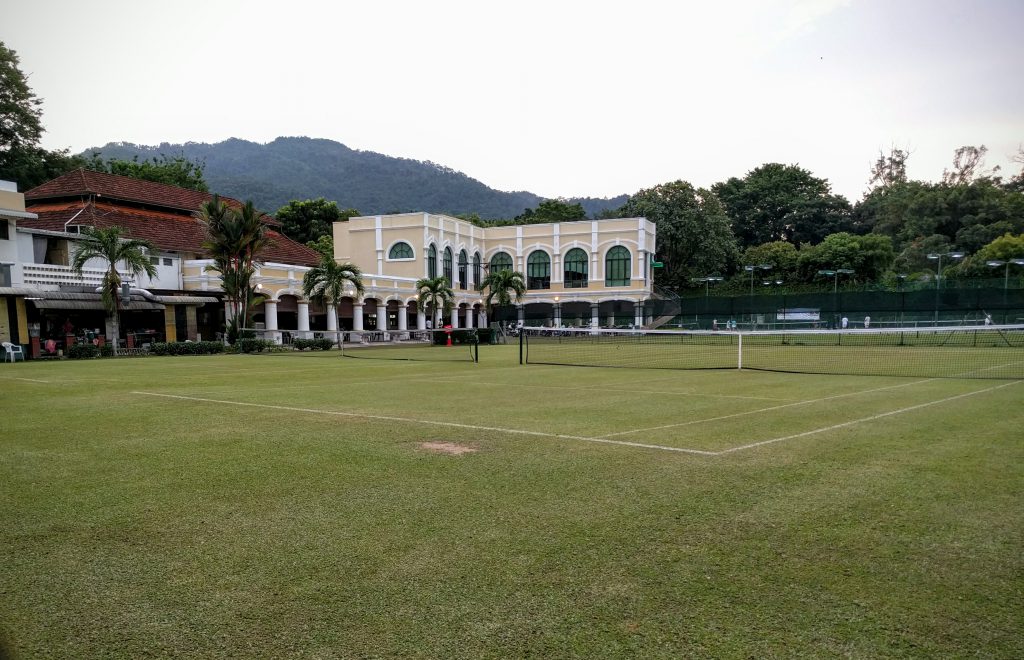 Tennisplätze mit neuen Anbau im Hintergrund (diese Fotos füge ich selbstredend vor allen für die Familie Reckhard ein)
