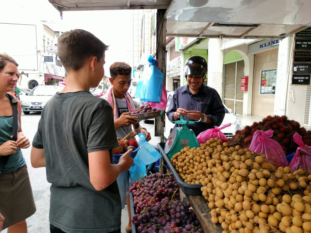 Unterwegs haben wir etwas Obst gekauft: Mangosteen, Longan, Rambutan