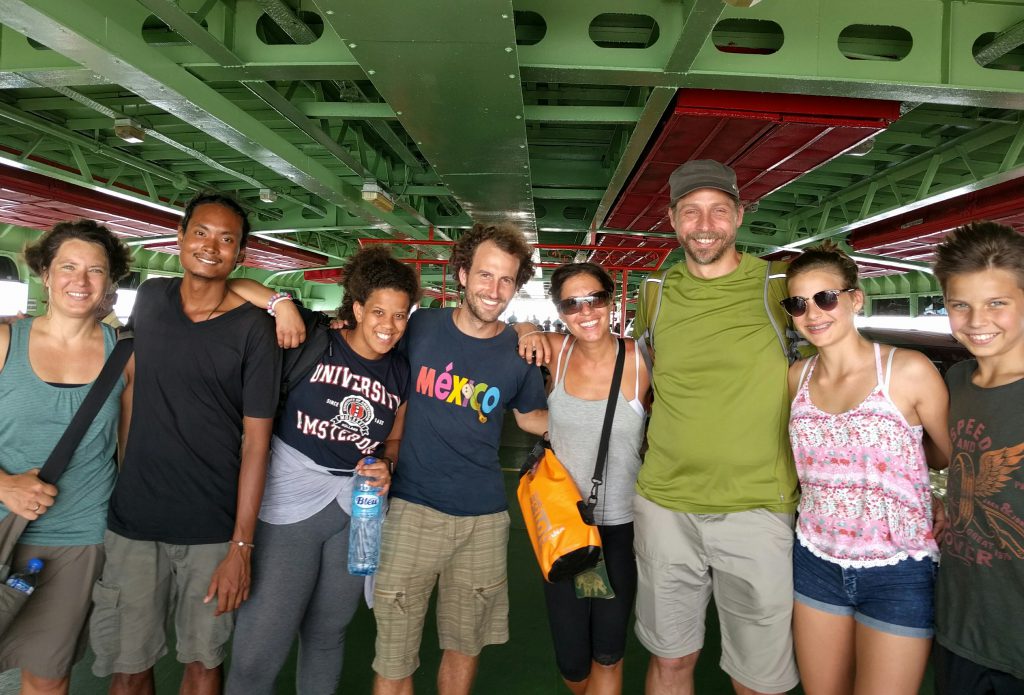 Auf der Fähre zwischen Pulau Pinang und Butterworth mit einer lustigen Horde Weltreisender