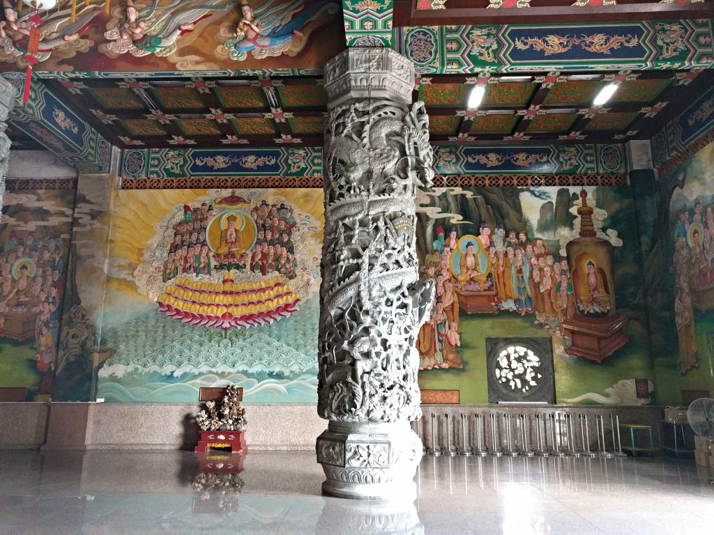 Es ist einfach unglaublich und überwältigend mit wieviel Liebe zum Detail der Tempel verziert ist! Mit den aufwendigsten Schnitzereien in Granit und Holz bis hin zu kitschigen Plastik-Krimskrams