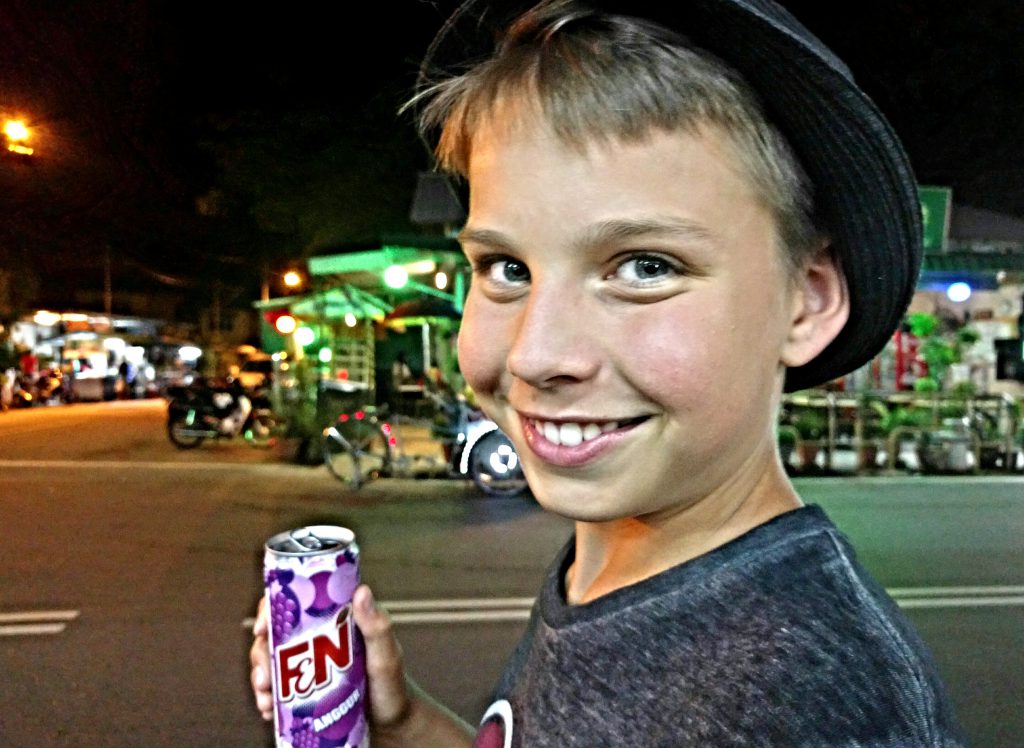 "Fanta grape" gibt es hier auch von anderen Marken