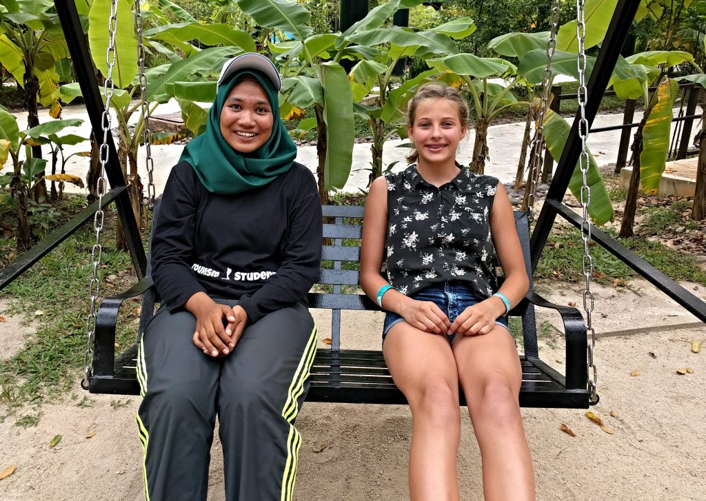Lara hat sich zuerst mit einem malaysischen Mädchen...
