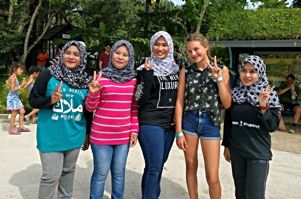 ... Anschließend mit vielen malaysischen Mädchen "angefreundet". Es ist schon eine interessante Erfahrung, als Mitteleuropäer plötzlich "exotisch" zu sein! Lara würde nahezu angehimmelt mit ihren großen blauen Augen und blonden Haaren.
