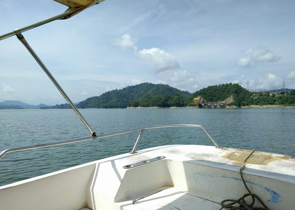 Staudamm mit vier Toren, nach links kann man noch vier Stunden mit dem Boot weiter auf dem Stausee fahren.