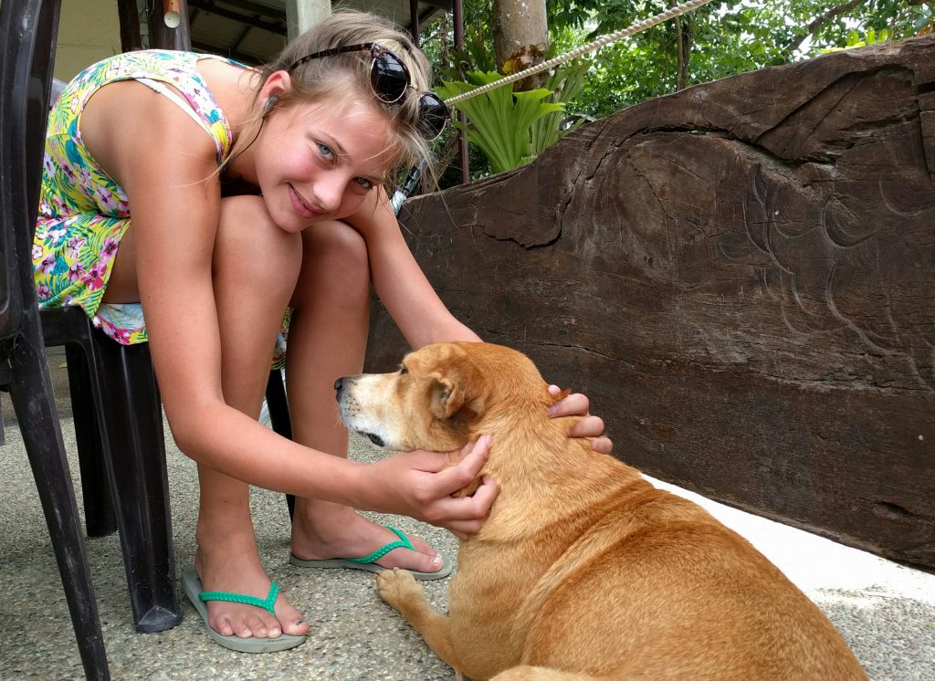 Lara mit Donut, den einen der drei Hunde, die im Eco Belum Resort leben