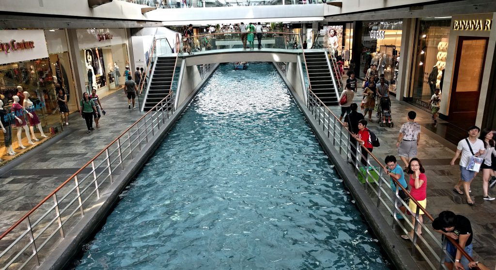 Das Flüßchen, das das Wasser des Wasserfalls aufnimmt, befindet sich auch in der Mall.